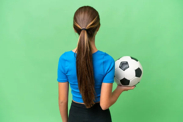 年轻的高加索女孩在孤立无援的背景下踢足球 — 图库照片