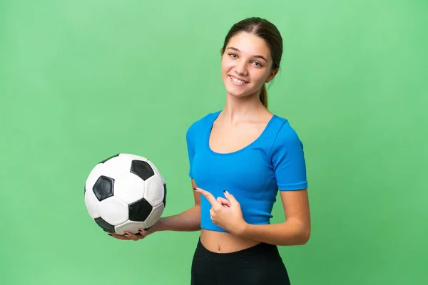 코카서스 소녀는 고립된 위에서 축구를 그것을 — 스톡 사진