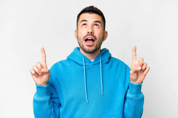 Joven Guapo Caucásico Hombre Sobre Aislado Blanco Fondo Sorprendido Apuntando — Foto de Stock