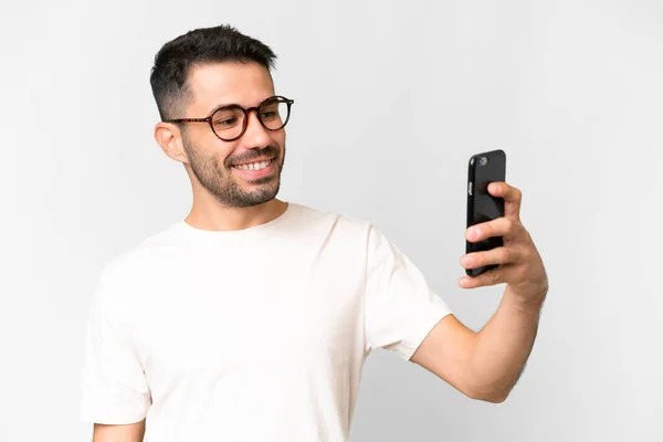 Jeune Bel Homme Caucasien Sur Fond Blanc Isolé Faisant Selfie — Photo