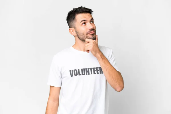 Jeune Homme Caucasien Volontaire Sur Fond Blanc Isolé Ayant Des — Photo