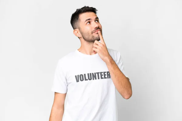 Joven Voluntario Caucásico Hombre Sobre Aislado Blanco Fondo Teniendo Dudas —  Fotos de Stock