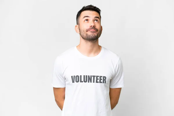Joven Voluntario Caucásico Hombre Sobre Aislado Blanco Fondo Mirando Hacia —  Fotos de Stock