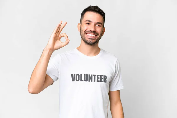 Молодий Волонтер Білий Чоловік Над Ізольованим Білим Тлом Показує Знак — стокове фото