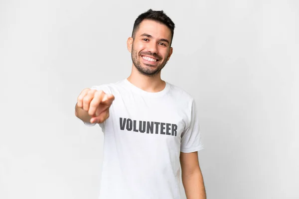 Joven Voluntario Caucásico Hombre Sobre Aislado Blanco Fondo Apuntando Frente —  Fotos de Stock