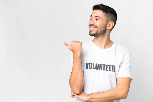 Jeune Homme Caucasien Volontaire Sur Fond Blanc Isolé Pointant Vers — Photo