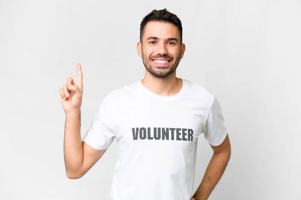 Junge Freiwillige Kaukasische Mann Über Isolierten Weißen Hintergrund Zeigt Und — Stockfoto