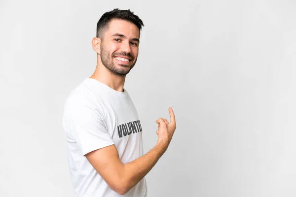 Jeune Homme Caucasien Volontaire Sur Fond Blanc Isolé Pointant Vers — Photo