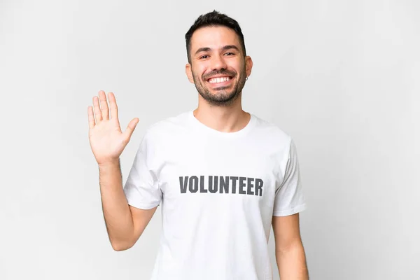 Jeune Homme Caucasien Volontaire Sur Fond Blanc Isolé Saluant Avec — Photo