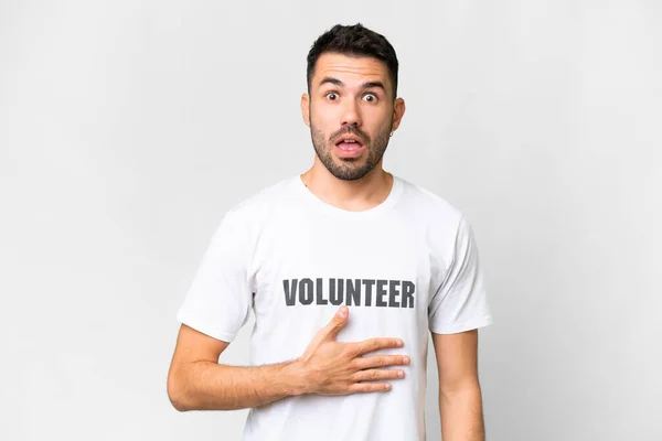 Joven Voluntario Caucásico Hombre Sobre Aislado Blanco Fondo Sorprendido Sorprendido —  Fotos de Stock