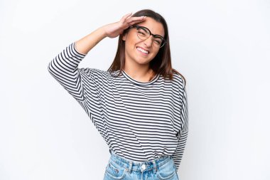 Beyaz arka planda izole edilmiş beyaz bir kadın. Mutlu bir ifadeyle selamlıyor.