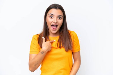 Beyaz arka planda yüzü sürpriz bir ifadeyle izole edilmiş beyaz bir kadın.