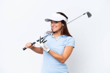 Beyaz arka planda golf oynayan beyaz tenli genç bir kadın davet edildiği için elini yana uzatıyor.