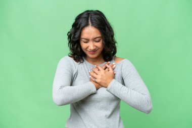 Arjantinli genç bir kadın soyutlanmış bir geçmişe sahip ve kalbinde ağrı var.