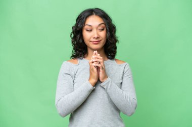 Arjantinli genç bir kadın tecrit edilmiş bir arka plan planı yapıyor.