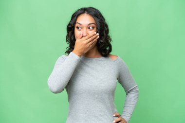 Arjantinli genç bir kadın, izole edilmiş geçmişine bakarak sürpriz jest yapıyor.