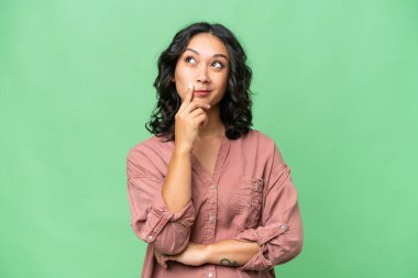 Arjantinli genç bir kadın izole edilmiş geçmişine bakarken şüpheyle bakıyor.