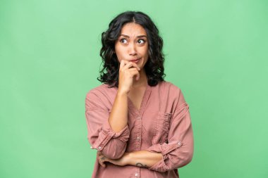 Arjantinli genç bir kadın, izole edilmiş geçmişinde şüphe ve düşünce var.