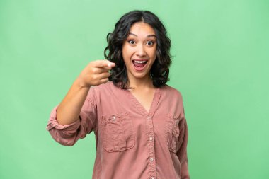 Arjantinli genç bir kadın izole edilmiş, şaşırmış ve ön tarafı işaret ediyor.