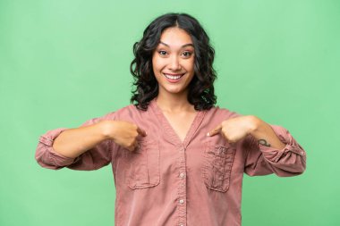 Arjantinli genç bir kadın, yalıtılmış bir geçmişi var ve yüzünde sürpriz bir ifade var.