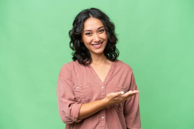 Arjantinli genç bir kadın izole edilmiş arka planda gülümserken bir fikir sunuyor.