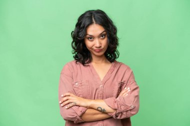 Arjantinli genç bir kadın izole edilmiş arka planda üzgün