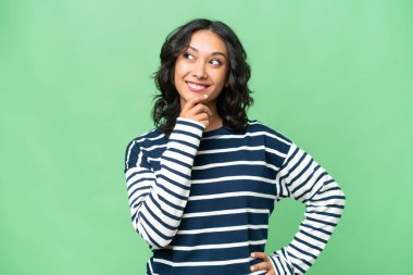 Arjantinli genç bir kadın, izole edilmiş bir geçmişi araştırırken bir fikir düşünüyor.