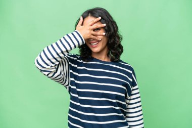 Arjantinli genç bir kadın soyutlanmış arka planda, gözleri kapalı ve gülümsüyor.