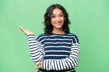 Arjantinli genç bir kadın soyutlanmış arka planda davet edilmek için ellerini yana uzatıyor.