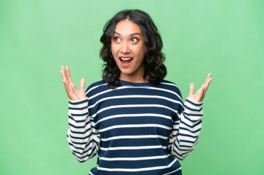 Arjantinli genç bir kadın, yalıtılmış bir geçmişi var ve yüzünde sürpriz bir ifade var.