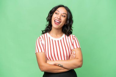 Arjantinli genç bir kadın izole edilmiş, mutlu ve gülümsüyor.