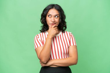 Arjantinli genç bir kadın izole edilmiş geçmişinde şüphe ve kafa karıştırıcı bir ifade var.