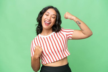 Genç Arjantinli kadın, izole edilmiş arka planda zaferi kutluyor.