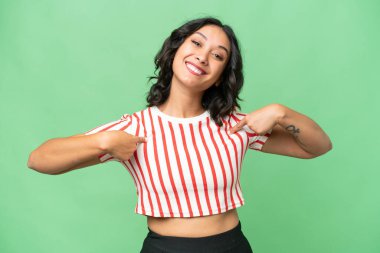 Arjantinli genç kadın soyutlanmış arka planda gururlu ve kendini beğenmiş