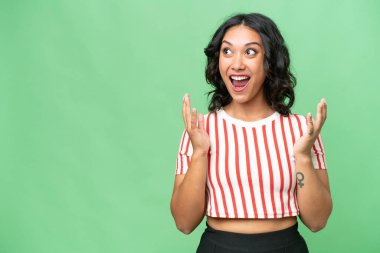 Arjantinli genç bir kadın, yalıtılmış bir geçmişi var ve yüzünde sürpriz bir ifade var.