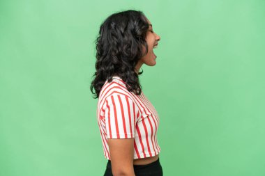 Arjantinli genç bir kadın izole edilmiş arka planda gülüyor.