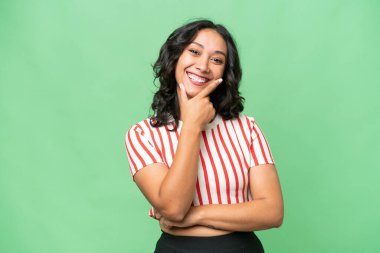 Arjantinli genç bir kadın izole edilmiş arka planda gülümsüyor