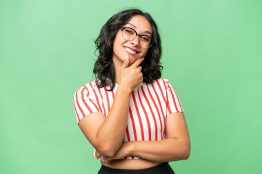 Arjantinli genç bir kadın gözlüklü ve gülümseyen izole bir geçmişi var.