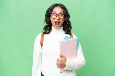 Arjantinli genç bir kadın izole edilmiş bir şekilde yukarı bakıyor ve şaşırmış bir ifadeyle