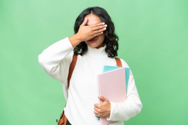 Arjantinli genç bir kadın öğrencinin izole bir geçmişi var. Gözlerini elleriyle kapatıyor. Bir şey görmek istemiyorum.