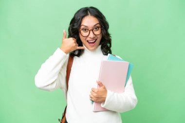 Arjantinli genç bir bayan izole edilmiş bir şekilde telefon jesti yapıyor. Bana geri dönüş işareti ver.