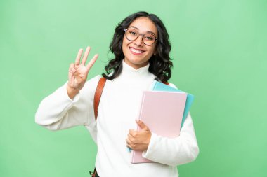 Arjantinli genç bir kadın izole olmuş, mutlu ve parmaklarıyla üçe kadar sayıyor.