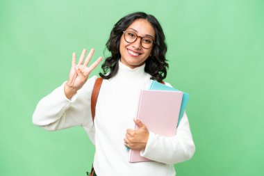 Arjantinli genç bir kadın izole edilmiş, mutlu ve parmakları olan dört kişi sayıyor.