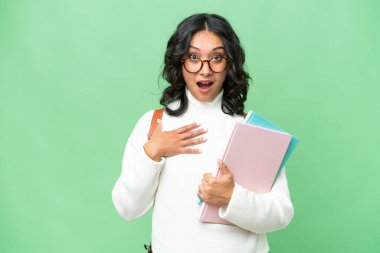 Arjantinli genç bir kadın izole edilmiş arka planda şaşırmış ve şok olmuştu.