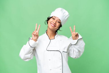 Genç aşçı Arjantinli kadın iki eliyle zafer işareti gösteriyor.