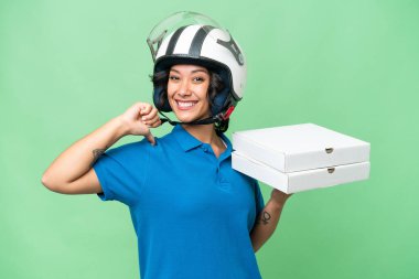 Pizza teslimatı Arjantinli üniformalı kadın izole edilmiş arka planda pizza kutularını topluyor gururlu ve kendini beğenmiş.