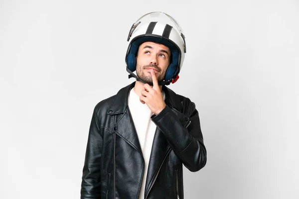 Молодой Кавказский Мужчина Мотоциклетном Шлеме Изолированном Белом Фоне Сомневается Глядя — стоковое фото
