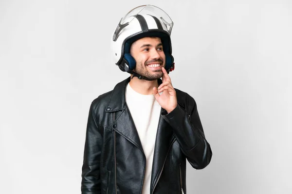 Молодой Кавказский Мужчина Мотоциклетном Шлеме Изолированном Белом Фоне Думает Идее — стоковое фото