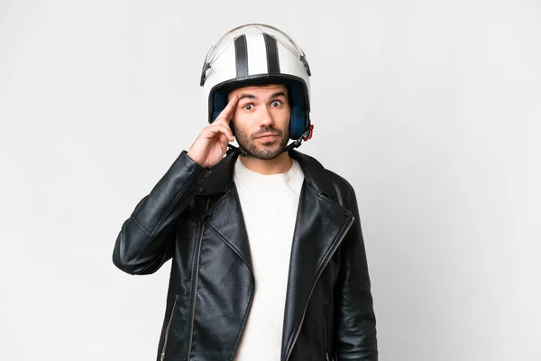 Молодой Кавказский Человек Мотоциклетном Шлеме Изолированном Белом Фоне Думает Идее — стоковое фото