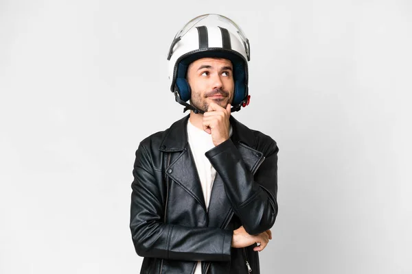 Молодой Кавказский Мужчина Мотоциклетном Шлеме Изолированном Белом Фоне Сомневается Думает — стоковое фото
